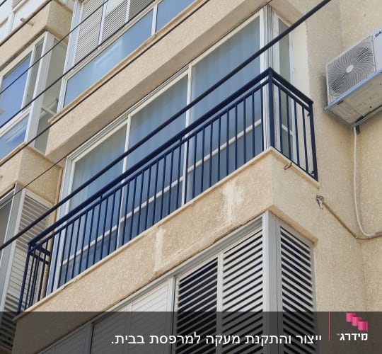 מעקה מתכת שחור במרפסת בניין